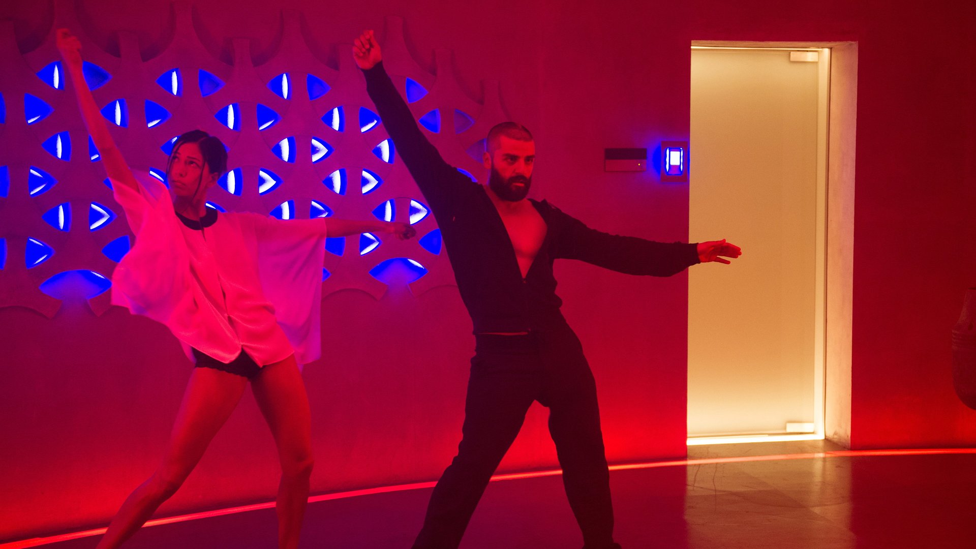 Nathan (Oscar Isaac) and Kyoko (Sonoya Mizuno), mid-routine.