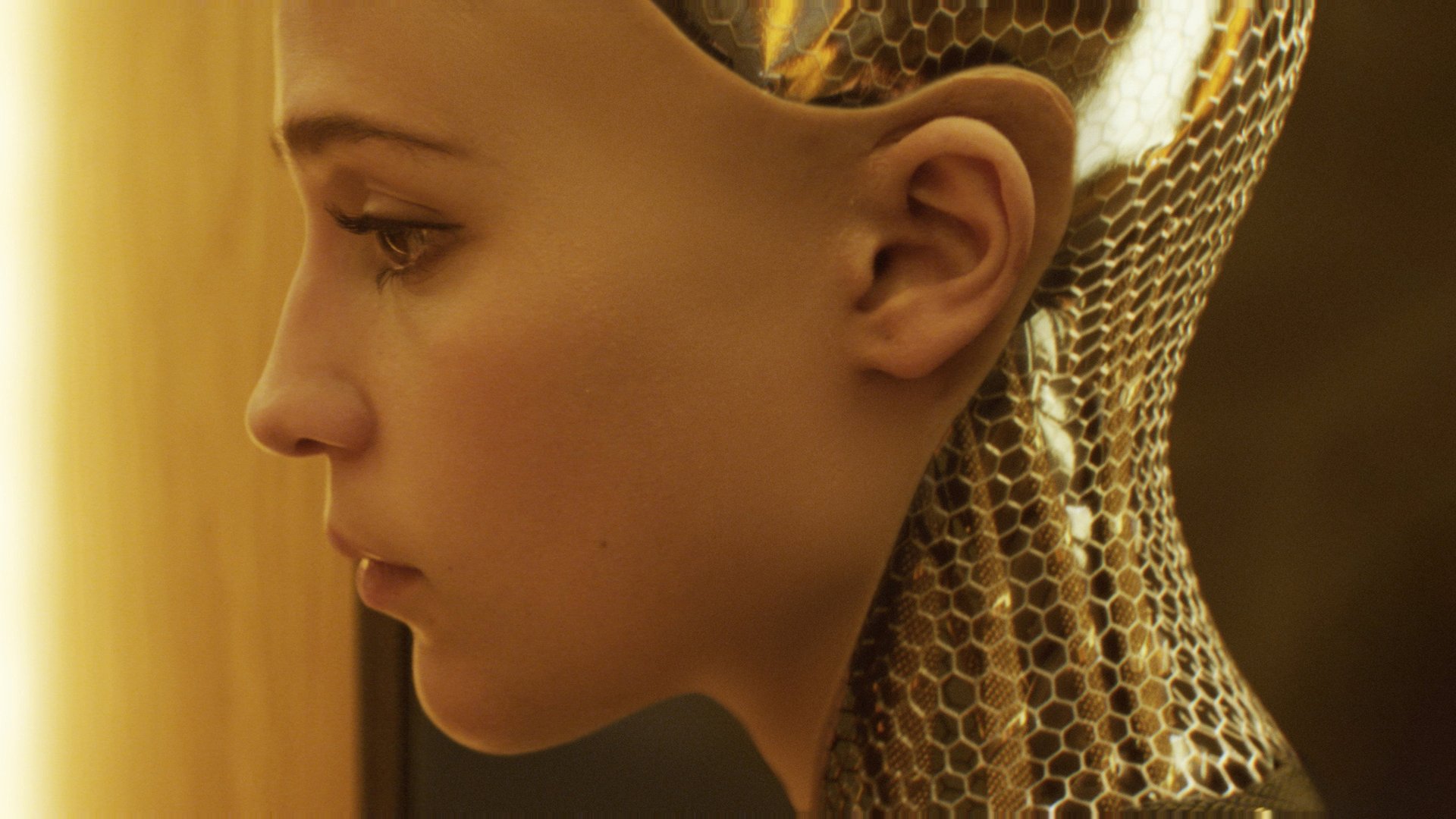 Ava (Alicia Vikander), in profile.